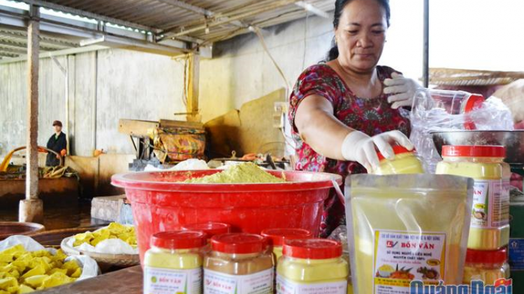 Quảng Ngãi: Bhrợ pa dưr cr’van tơợ tinh bột nghệ