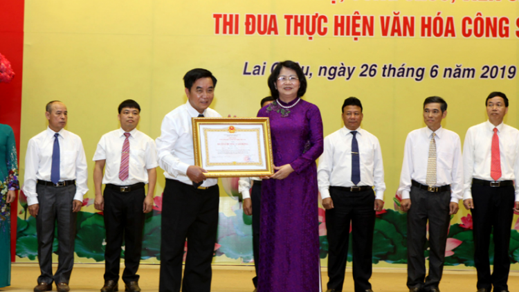 Phó Chủ tịch k’tiếc k’ruung Đặng Thị Ngọc Thịnh ta đang moon thi đua xay bhrợ văn hoá công sở đhị Lai Châu