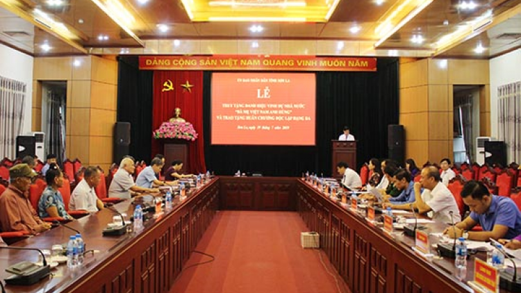 Sơn La: Chấc lêy cher đoọng ch’ner “Amế Việt Nam Anh hùng” lâng Huân chương độc lập hạng Ba đoọng ha zâp pr’loọng đông liệt sĩ