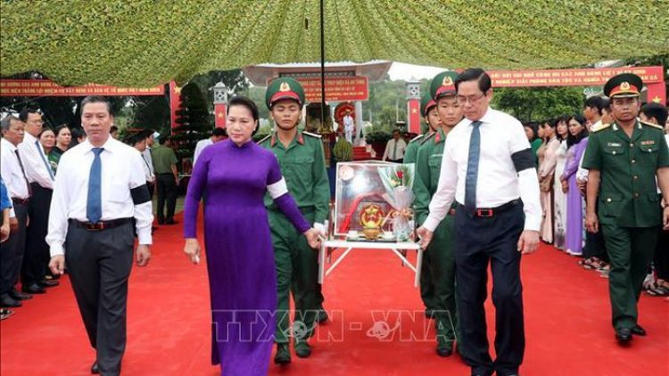 Chủ tịch Quốc hội Nguyễn Thị Kim Ngân tước pấh bh’rợ c’lêng lâng tấp đớc n’hang liệt sĩ đhị tỉnh Tây Ninh.