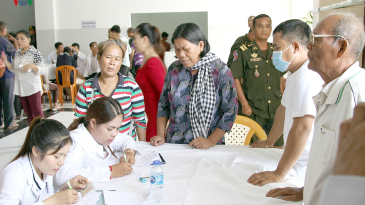 Lấh 500 cha nắc đhanuôr Sê Pôn – Lào bơơn vêy ta khám k’goóh đh’réh cr’ăy