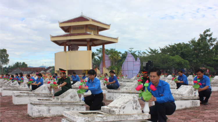Lang p’niên Quảng Ngãi bhrợ têng bấc bh’rợ pa chô dưm đoọng ha pêê vêy c’rơ g’lếêh lâng cách mạng