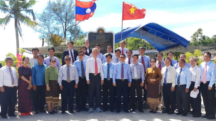 C’bhúh đại biểu Trung ương Hội zr’ziêng Lào-Việt Nam lưm lêy zr’lụ zêl penh Hạ Lào