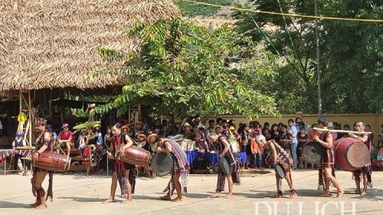 Zư lêy rau chr’nắp pr’hay âng văn hoá Cơ Tu