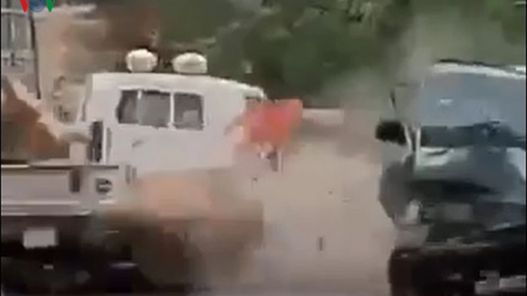 Gia Lai: Xe âng đơng n’loong lướt đấh cơnh păr, n’châm Cảnh sát c’lâng c’tốch t’pêệ k’zệt mét