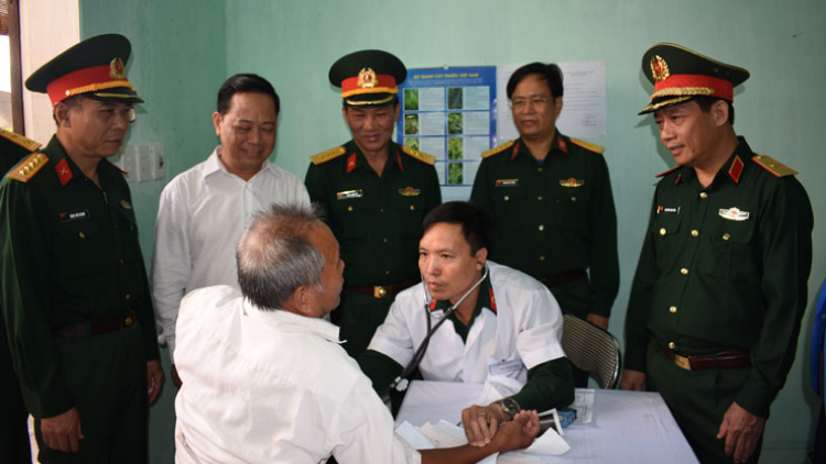 Giao lưu văn nghệ lâng c’lâng xa nay “Quân đội pa zưm têy tu ma nuyh đha rựt”
