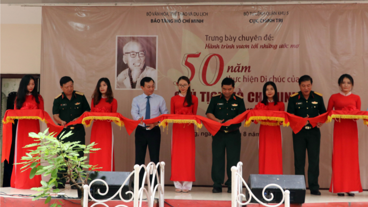 C’lâng bh’rợ lêy chô tước cr’noọ cr’niêng-50 c’moo bhrợ têng Di chúc âng Chủ tịch Hồ Chí Minh