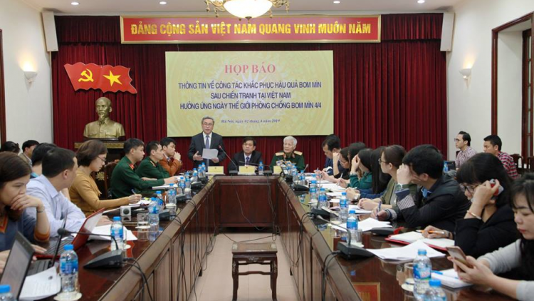 Bhr’lậ rau cắh liêm crêê âng bom mìn xang chiến tranh- đơớh hân ting pấh bhrợ âng prang xã hội