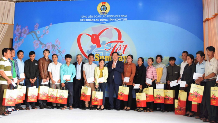 Kon Tum: Tết ắt zazum đoọng pr’hêl ha công nhân pa bhrợ lum pr’ắt tr’mông zr’nắh k’đháp