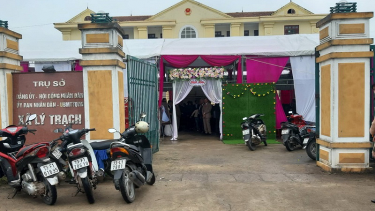 Quảng Bình: Nắc lêy pa đhêy bh’rợ lâng Chủ tịch, Bí thư chr’val đoọng bhrợ têng rạp đọong bhrợ bhiệc xay xơ cóh tang âng trụ sở Ủy ban