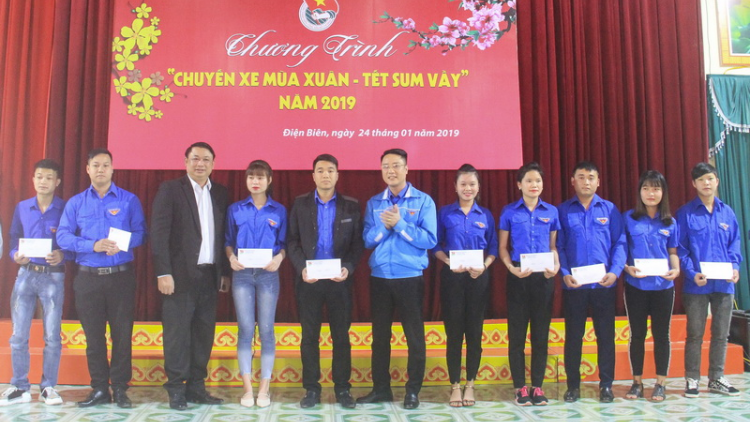 Điện Biên: Cher đoọng 100 vé xe chô cha tết ha sinh viên lưm tr’mung zr’nắh k’đhạp
