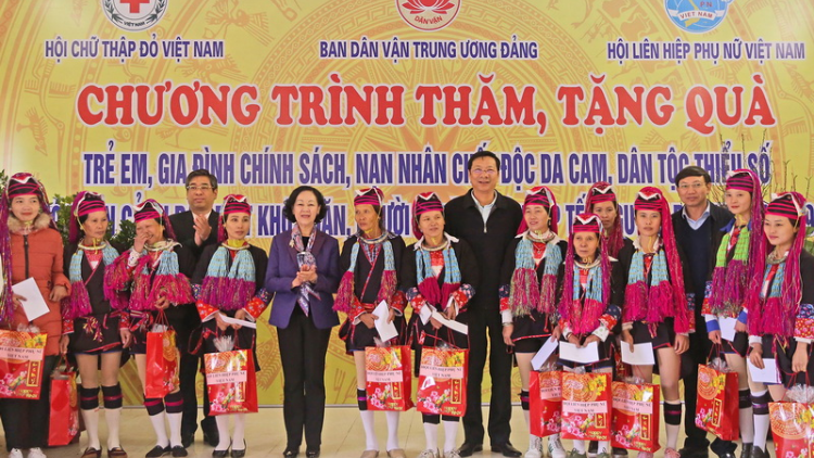 Trưởng Ban p’too moon đha nuôr Trung ương Trương Thị Mai lum, hơnh Tết đha nuôr c’noong k’tiếc Quảng Ninh