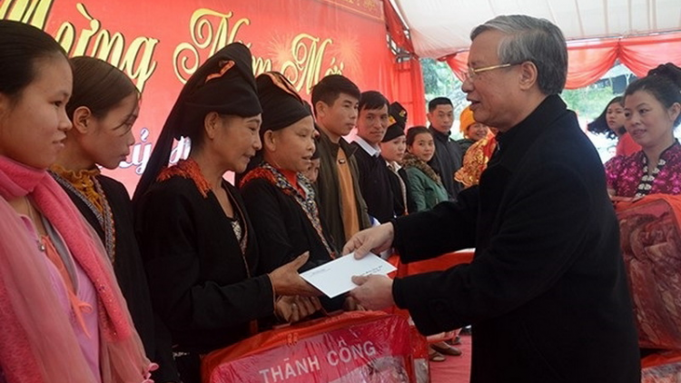 Thường trực Ban Bí thư Trần Quốc Vượng cher đoọng pr’hêl Tết ha pr’loọng đong đharứt tỉnh Yên Bái