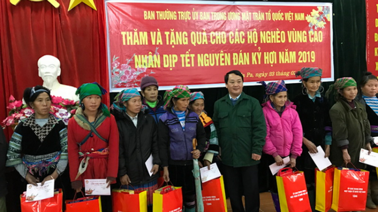 Lào Cai: Cher đoọng k’ra bhầu hun pr’hêl Tết đoọng ha pêê  chính sách