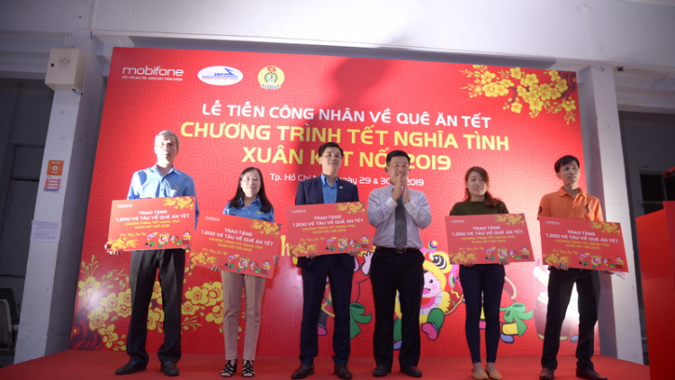 Mobifone pazao đoọng 1.200 vé đoọng ha công nhân chô ooy vel cha tết