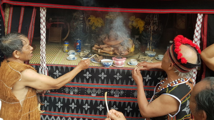 Manứih Cơ Tu cóh Quảng Nam nắc hơnh chắp hơnh crâng k’coong