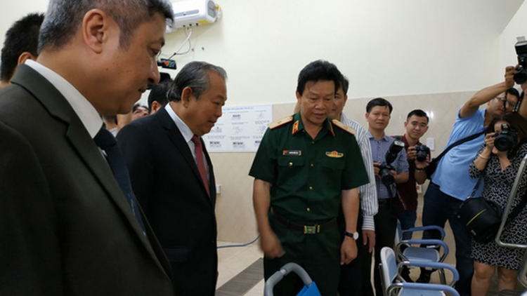 Phó Thủ tướng Trương Hòa Bình lum lâng bhrợ bhiệc lâng Bệnh viện Quân y 175