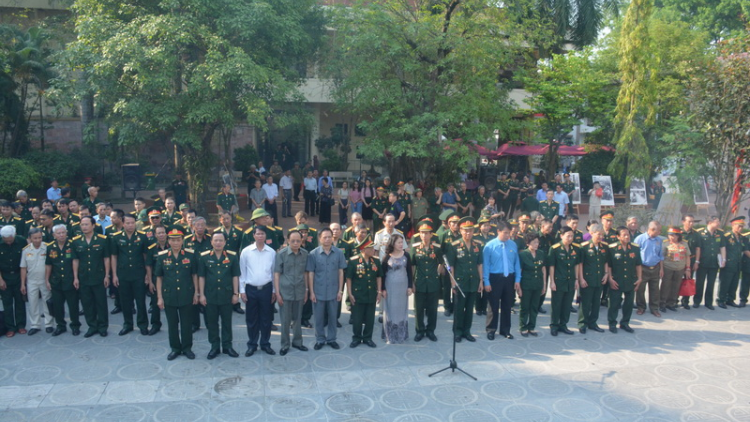 “ T’ngay truyền thống của bộ đội Trường Sơn”Hơnh déh 60 c’moo bhrợ c’lâng Hồ Chí Minh“ T’ngay truyền thống âng bộ đội Trường Sơn”