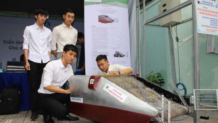 Sinh viên bhrợ têng pr’đươi k’rong n’đóh n’nóh đhị bãi biển