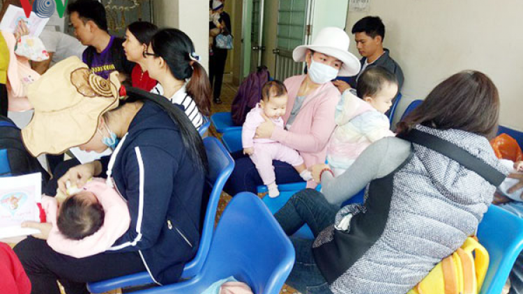 Quảng Ngãi: Bhươl cr’noon, da ding k’coong đh’rứah đơơng âng k’coon xiêr ooy phố tiêm vaccine 6 cóh 1