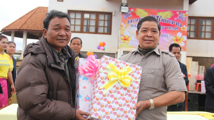 Nam Giang, t’coÓh xa nay chr’hoong: Hơnh Tết Bunpimay đhị chr’hoong Đắc Chưng, Lào