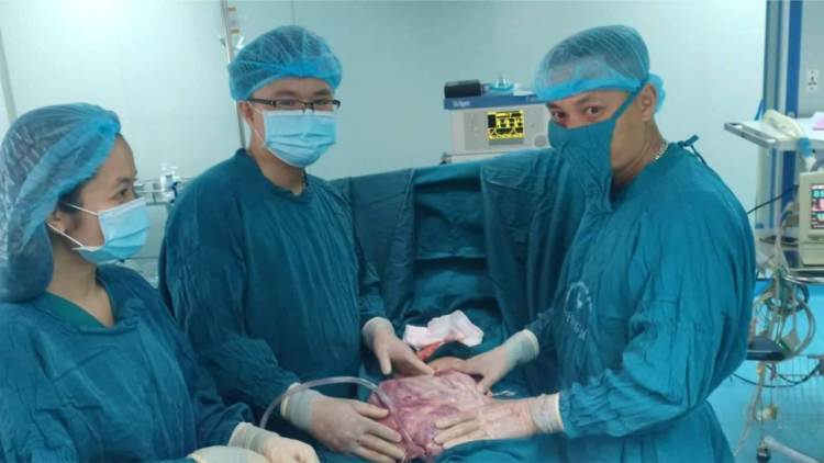 Ruốch liêm choom khối u buồng trứng hi lêệng k’noọ 15 ký cóh manứih k’ay xoọc đơơng k’coon cóh luônh