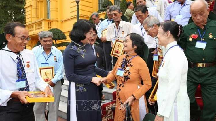 Phó Chủ tịch k’tiếc k’ruung Đặng Thị Ngọc Thịnh đương hơnh déh c’bhúh đại biểu manứih vêy công tỉnh Tiền Giang