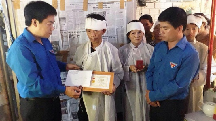 Quảng Nam: K’đươi pa đớp đoọng huy hiệu “ Lang p’niên grơơ nhool” ha đha đhâm cắh ma mông xang bêl trông dấc ma nứih