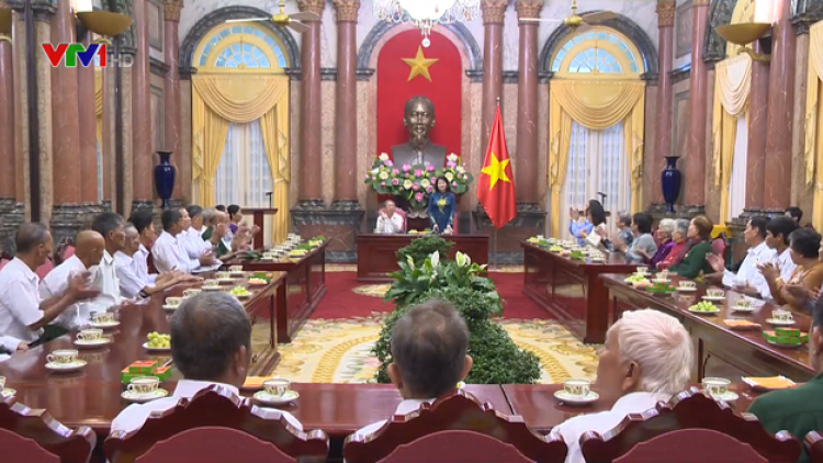 Phó Chủ tịch k’tiếc k’ruung Đặng Thị Ngọc Thịnh đương hơnh déh apêê đại biểu manuýh vêy g’lêếh c’rơ lâng cách mạng tỉnh Hậu Giang.