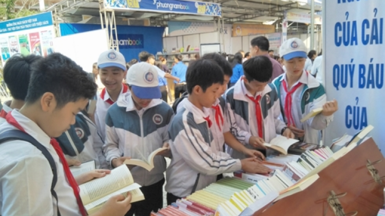 Kon Tum: Ta đang moon ting xay bhrợ t’ngay Sách Việt Nam 21/4