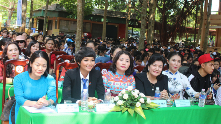 Hoa hậu H’Hen Niê ting pấh bh’rợ xa nay “ Pa choom đoọng pháp luật ha học sinh n’đắh zêl lâng cha groong tr’vay tr’poóh học đường”