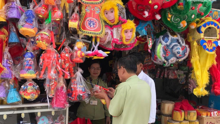 Quảng Ngãi: Bơơn lêy k’zệt thùng bánh trung thu cắh liêm ghít tơơm ríah