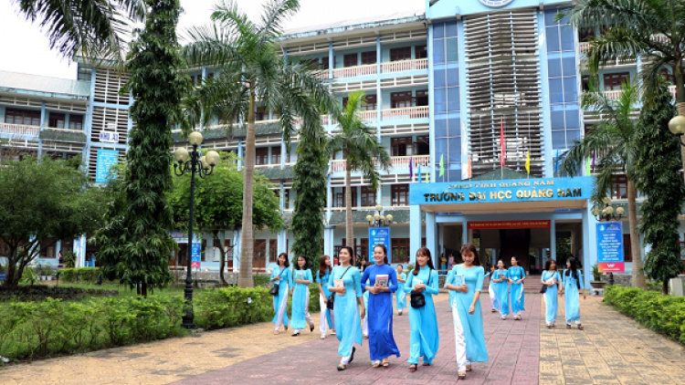 Trường Đại học Quảng Nam pa zao học sinh viên Lào tốt nghiệp đại học, cao đẳng