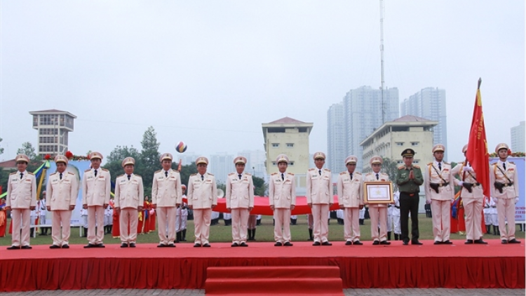 Bộ trưởng Bộ Công an Tô Lâm pa đớp Huân chương Quân công đoọng ha Bộ Tư lệnh Cảnh sát cơ động