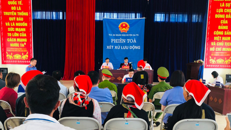 Tòa án nhân dân chr’hoong Sa Pa xét xử lưu động tu bhiệc chóh tơơm za nươu phiện đhị chr’val Bản Khoang