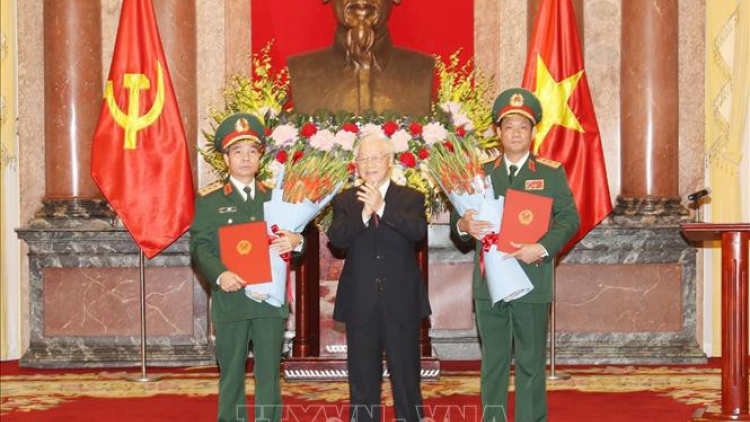 Tổng Bí thư, Chủ tịch k’tiếc k’ruung Nguyễn Phú Trọng cher đoọng Quyết định pa dzoóc quân hàm Thượng tướng đoọng ha 2 đồng chí: Trần Quang Phương lâng Đỗ Căn