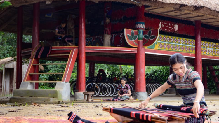 Pazưm pr’lứch lâng pazao đoọng ch’ner g’lúh thi bhrợ têng bh’nơơn pr’đươi hun pr’hêl, pr’đươi lưu niệm đhị chất liệu bhai Dèng