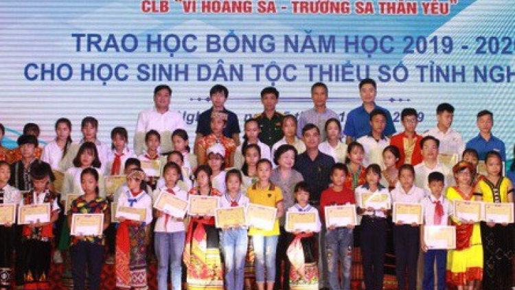 Phó Chủ tịch k’tiếc k’ruung lalăm a hay cher đoọng học bổng đoọng ha học sinh acoon coh