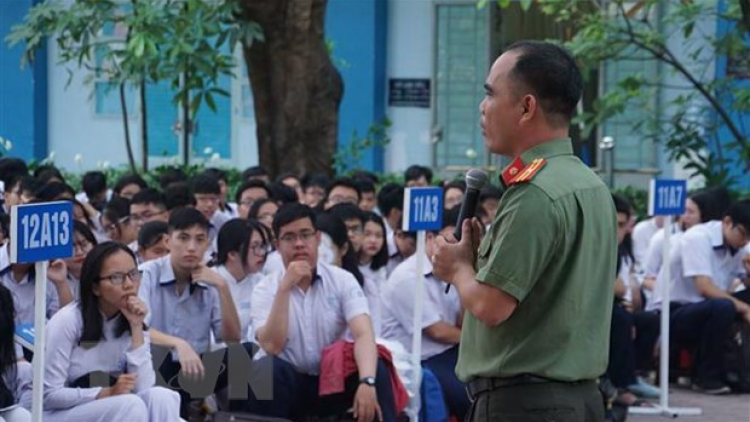 T’bhlâng bhrợ c’lâng xa nay zêl tr’vay tr’poóh cóh học đường