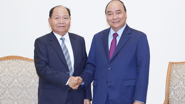 Thủ tướng Chính phủ Nguyễn Xuân Phúc đương hơnh déh Bộ trưởng Bộ Nội vụ Lào