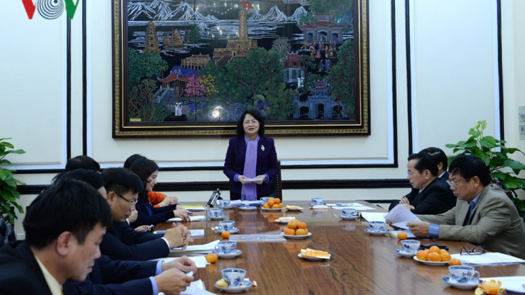 Phó Chủ tịch k’tiếc k’ruung Đặng Thị Ngọc Thịnh k’đhơợng bhrợ pr’họp Hội đồng zư đớc Quỹ zư lêy acoon p’niên Việt Nam