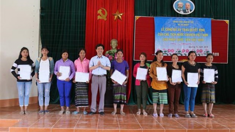 Pazao đoọng quyết định moót quốc tịch Việt Nam đoọng ha 350 đhanuôr đhị k’noong k’tiếc Việt Nam-Lào