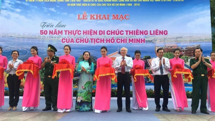 Triển lãm tranh 50 c’moo bhrợ têng di chúc Bác Hồ