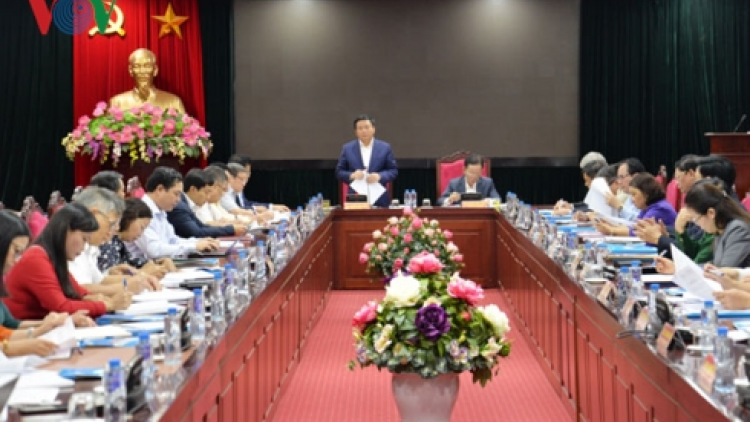 C’bhúh pa bhrợ âng Tiểu ban Văn kiện Đại hội Đảng 13 lêy cha mêết lâng bhrợ bhiệc đhị Sơn La