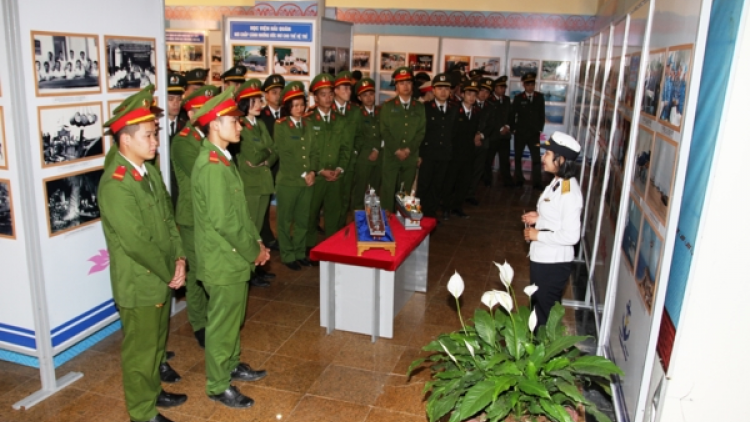 Triển lãm ảnh biển đảo lâng manứih chiến sĩ hải quân cóh Yên Bái