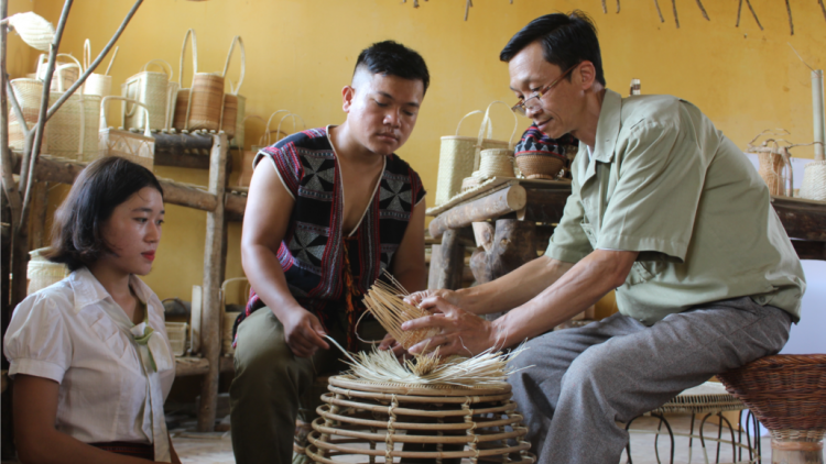 Pa dưr bh’rợ tr’naanh ty đanh âng ma nuyh Cơ Tu