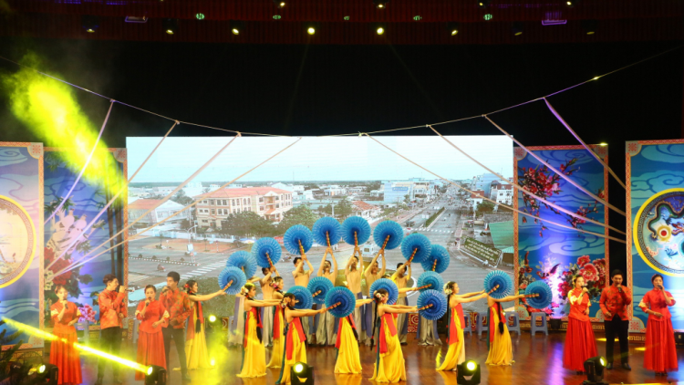 Sóc Trăng bhrợ têng Hội diễn Nghệ thuật quần chúng lâng chi ớh p’cắh xa nập xập ty chr’nắp acoon cóh Hoa
