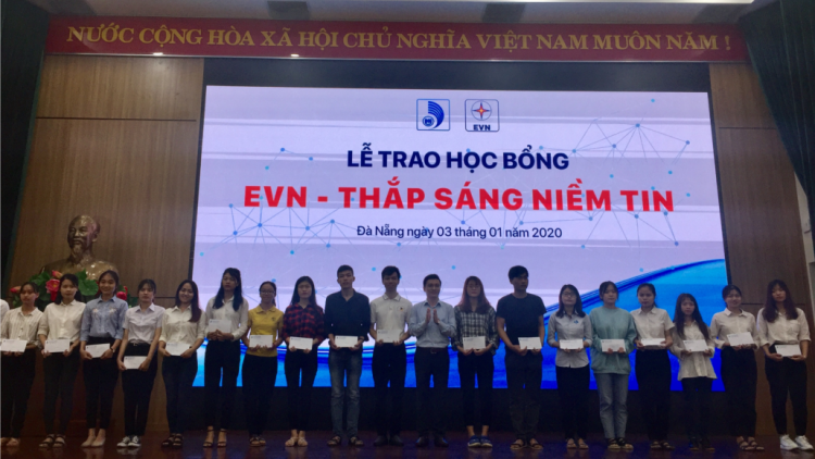 100 sinh viên đớp học bổng “EVN – Bắt ang c’lâng r’rơơm”