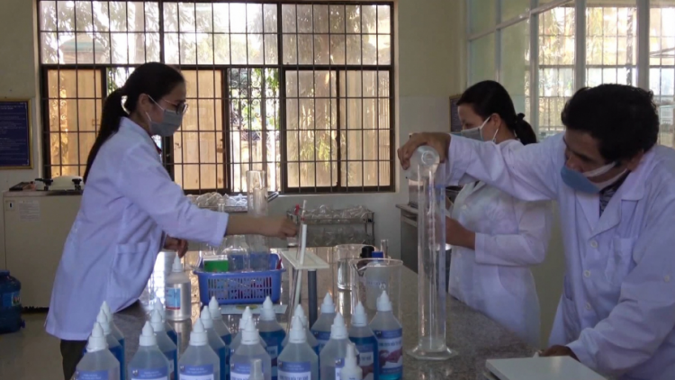 Phú Yên: Pha chế đác rao têy sát khuẩn cher đoọng ha đhanuôr cha groong nCoV