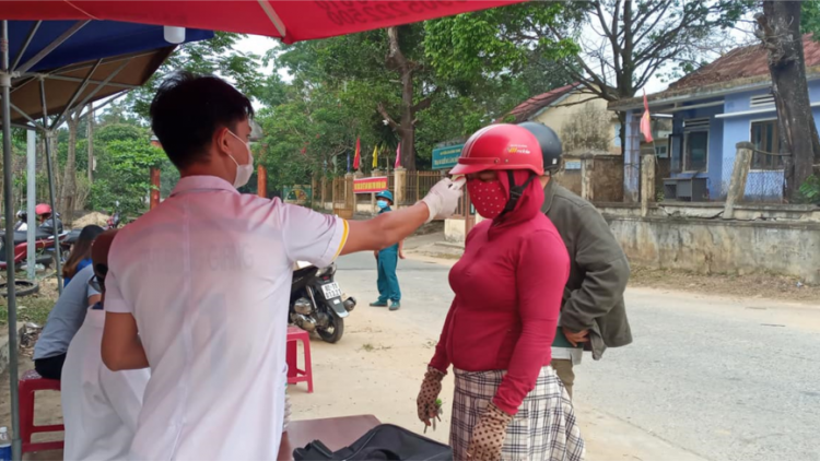 Chùm ảnh: Đông Giang bhrợ chốt liên ngành đương lêy cha mệêt, zêl, cha groong pr’luh Covid-19